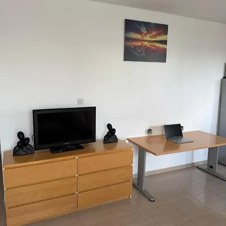 Quiet 2br Flat In דירה